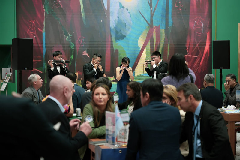 台灣館在2025倫敦「世界旅遊展會」(WTM)吸引英國及其他國家多名業者洽商,來自台灣的「茱蒂口琴樂團」演出台灣特色和歐洲經典樂曲,讓現場氣氛更顯得熱絡。(觀光署駐倫敦辦事處提供)中央社記者陳韻聿倫敦傳真 114年11月7日