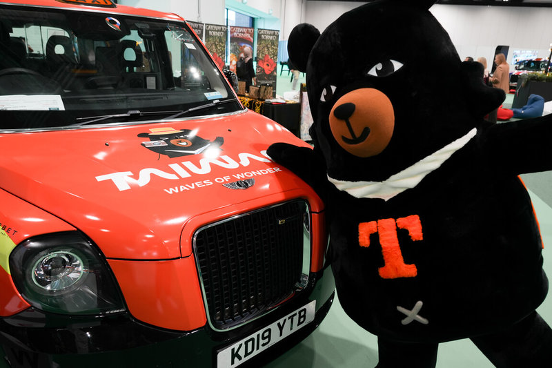 台灣參加2025倫敦「世界旅遊展會」(WTM),在展場London ExCel新建館區展示台灣觀光主題計程車,台灣觀光大使「喔熊」也現身與訪客互動。(觀光署駐倫敦辦事處提供)中央社記者陳韻聿倫敦傳真 114年11月7日