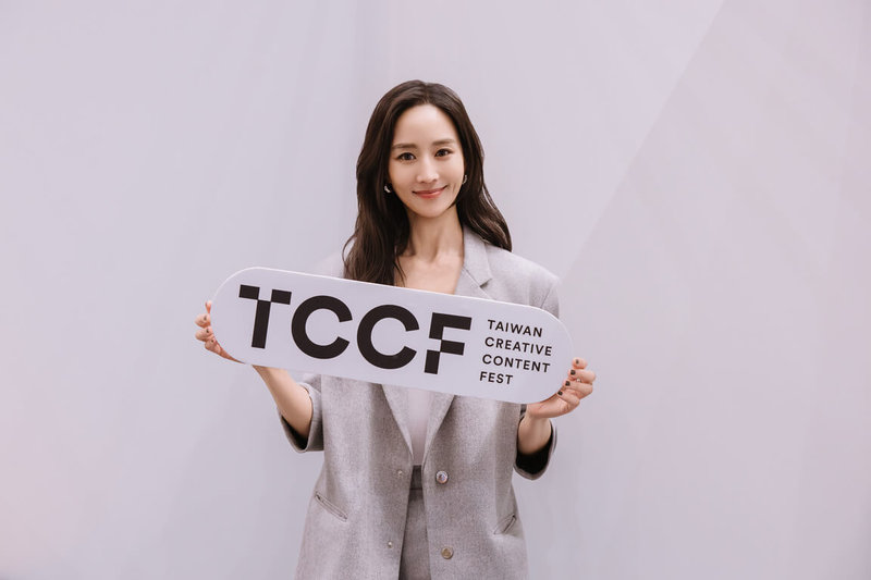 藝人張鈞甯（圖）7日在2025 TCCF創意內容大會擔任出版與漫畫文本評審，她說，一直希望找到有潛力的IP，當評審能在第一時間看到最多元作品，也能了解市場趨勢，或是受眾的喜好。（文策院提供）中央社記者王心妤傳真　114年11月7日