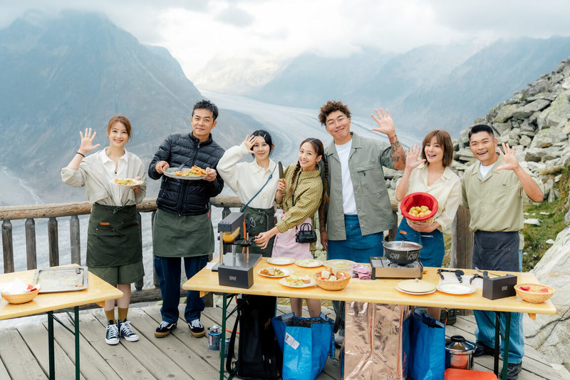 藝人賴雅妍（左起）和姚元浩、白安、吳映潔、郭泓志、莎莎、李玖哲，隨節目「嗨！營業中」前進瑞士阿爾卑斯山，在高海拔挑戰料理。（好看娛樂提供）中央社記者洪素津傳真　114年11月7日