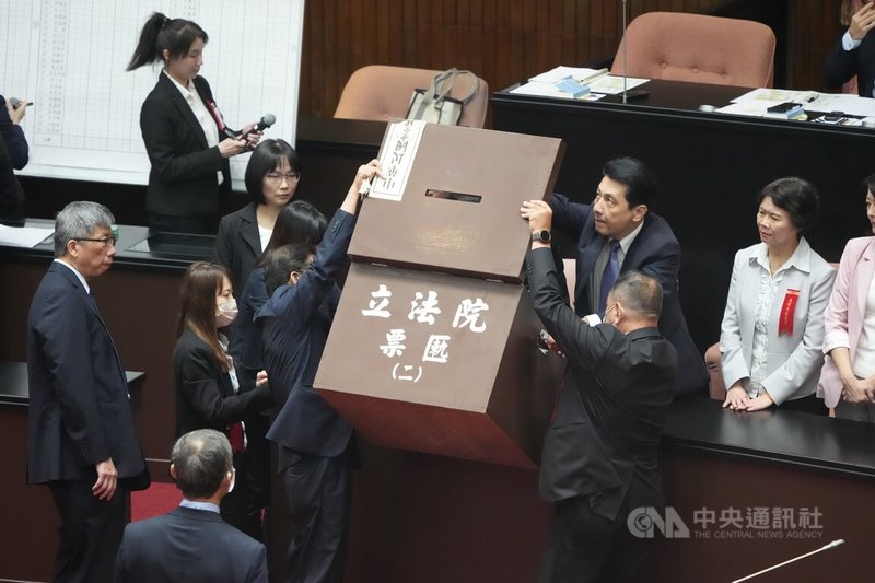 立法院會7日進行國家通訊傳播委員會（NCC）人事同意權案記名投票，投票結束後，議事人員倒出票匭的選票，進行開票作業。中央社記者徐肇昌攝　114年11月7日