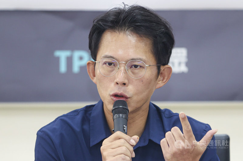 立法院7日進行國家通訊傳播委員會（NCC）人事同意權案記名投票，民眾黨立法院黨團上午舉行記者會，黨團總召黃國昌（圖）在會中批評行政院長卓榮泰一再拖延說謊，而且提名的人選完全不及格，宣布將對4位被提名人一致決議投下不同意票。中央社記者鄭清元攝　114年11月7日