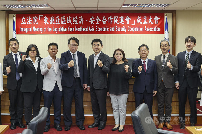 民進黨立委邱志偉（左4）7日舉辦「立法院東北亞區域經濟、安全合作促進會」成立記者會，邱志偉表示，在當前國際政經局勢下，全球供應鏈重整的關鍵時刻，推動台、日、韓的國會外交與區域經貿制度化合作，能有效強化經貿合作、能源安全與區域安全關係。中央社記者鄭清元攝　114年11月7日