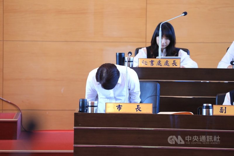 台中市長盧秀燕（前）7日赴議會報告台中市非洲豬瘟事件，她再度鞠躬道歉表示，疫情處理過程做得不夠好，深深自責。中央社記者趙麗妍攝　114年11月7日