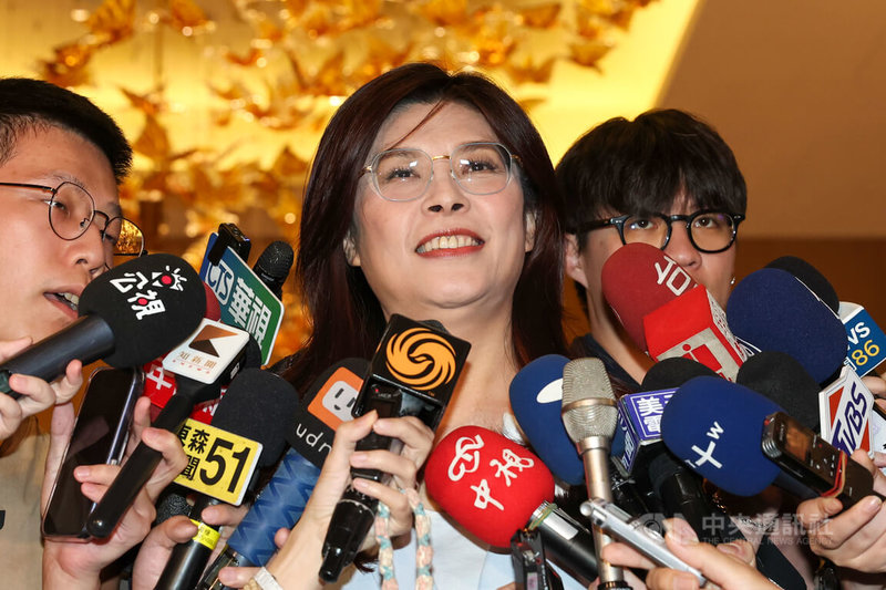 國民黨立法院黨團7日召開黨團大會，表決取消總召最多只能當2年限制。國民黨主席鄭麗文（中）下午出席「馬習會10週年研討會」，會前受訪回應，完全尊重黨團的自主。中央社記者吳家昇攝　114年11月7日