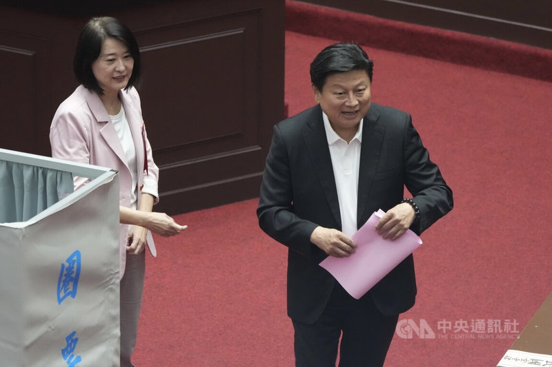 立法院國民黨團7日召開黨團大會,經表決後確定取消總召最多只能當2年的限制,引發外界討論是否在幫現任總召傅崐萁(右)的連任鋪路。傅崐萁表示,國民黨是民主政黨,有想法都可以討論,任何決議都尊重。中央社記者徐肇昌攝 114年11月7日