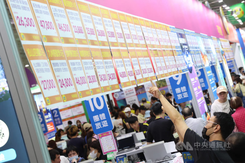 ITF台北國際旅展7日開幕,由於普發現金新台幣1萬元最快下週就能入袋,業者紛紛推出多款優惠出國行程,展場人潮滿滿。中央社記者張新偉攝 114年11月7日