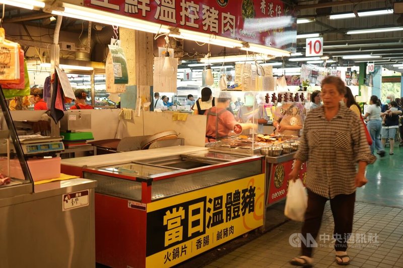 全台活豬恢復拍賣、屠宰首日,各地早市因作業不及攤商未能復業,黃昏市場也僅少數豬肉攤商營業,預計8日才會恢復正常。屏東中山黃昏市場內,多個溫體豬肉攤7日傍晚仍是停業狀態。中央社記者黃郁菁攝 114年11月7日