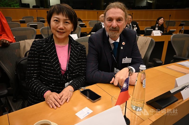 立法委員范雲（左）以台灣共同主席身分參與7日在布魯塞爾舉行的對中政策跨國議會聯盟（IPAC）年度峰會，呼籲應重視中國跨境鎮壓的問題，並與各國國會議員交流。中央社記者吳柏緯布魯塞爾攝　114年11月7日