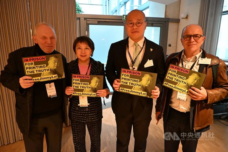 民進黨籍立委范雲(左2)今天出席IPAC峰會,與黎崇恩(右2)交流並表達支持。中央社記者吳柏緯布魯塞爾攝 114年11月7日