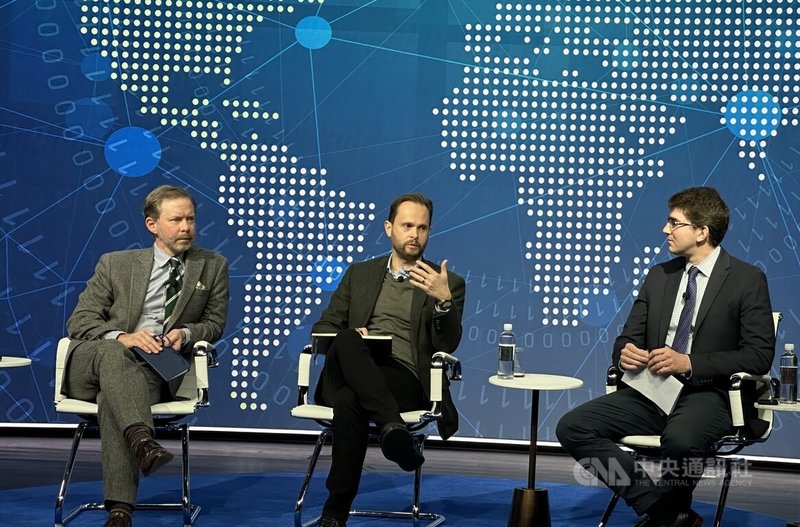 華府智庫「卡托研究所」6日舉辦座談，智庫「戰略暨預算評估中心」副總裁蒙哥馬利（Evan B. Montgomery）（中）、智庫「國際戰略研究所」資深訪問研究員卡維利（左）與會討論。中央社記者侯姿瑩華盛頓攝　114年11月7日