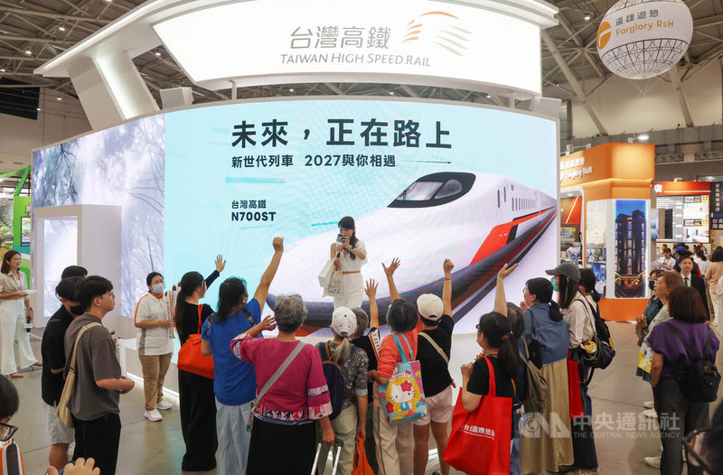2025 ITF台北國際旅展7日起在台北南港展覽館1館舉行,台灣高鐵也設攤參展,推出舞台活動吸引人潮。中央社記者張新偉攝 114年11月7日