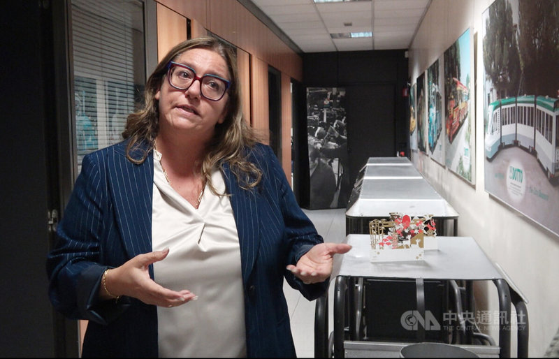 多托小火車執行長卡拉羅(Sabrina Carraro)向記者介紹小火車發展歷史。中央社記者黃雅詩威內托自由堡攝 114年11月7日