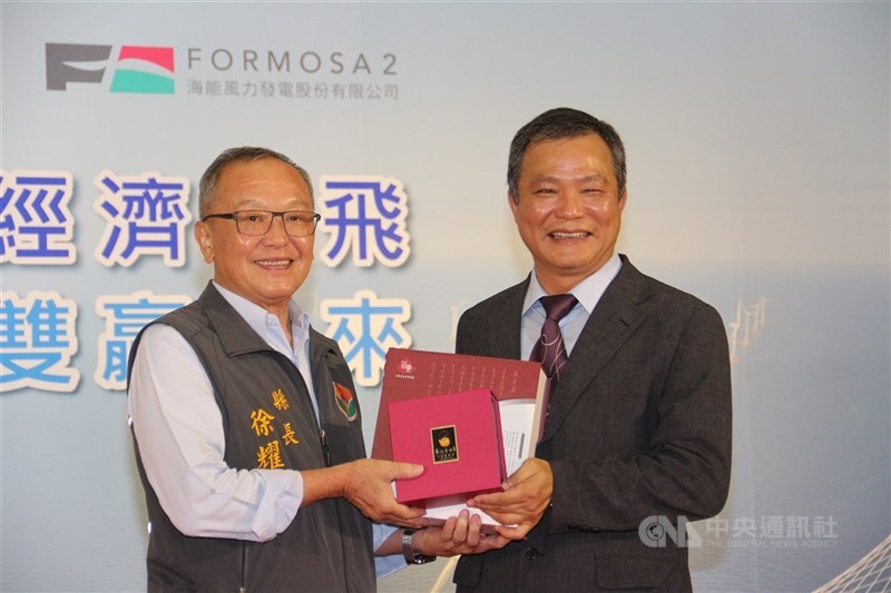 上緯董事長蔡朝陽（右）（中央社檔案照片）