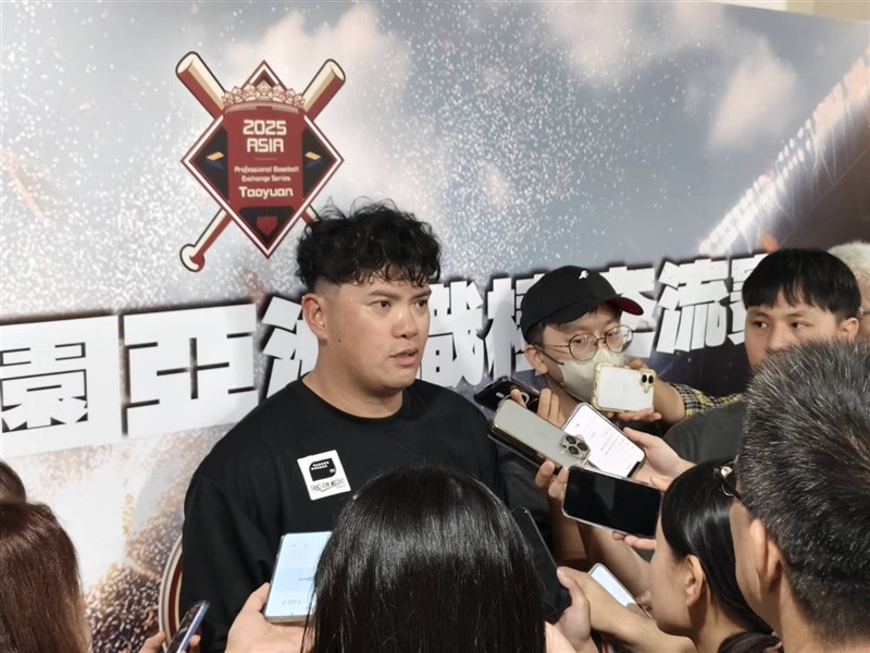 日職樂天金鷲隊來台進行交流賽,陣中台灣好手宋家豪(左)也隨隊來台,他受訪時表示,近年越來越多台灣球員選擇到日本發展,「這條路慢慢被踩寬了」,大家可以看看外面的世界、挑戰更高的職棒殿堂是好事。(桃園市政府提供)中央社記者謝靜雯傳真 114年11月7日