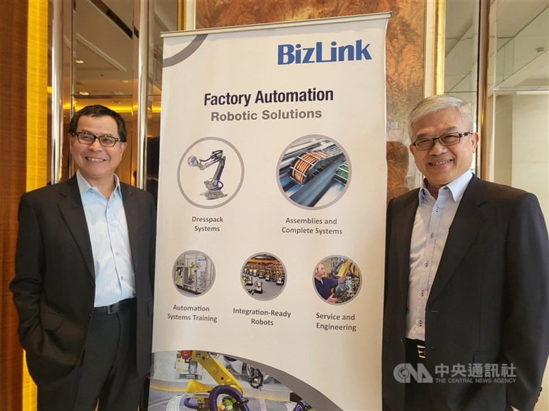 圖為貿聯-KY董事長梁華哲（右）和總經理鄧劍華。 （中央社檔案照片）