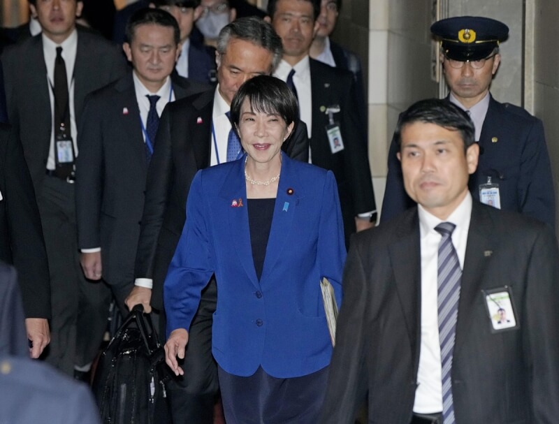 日本首相高市早苗（前左）7日前往眾議院預算委員會接受質詢。（共同社）