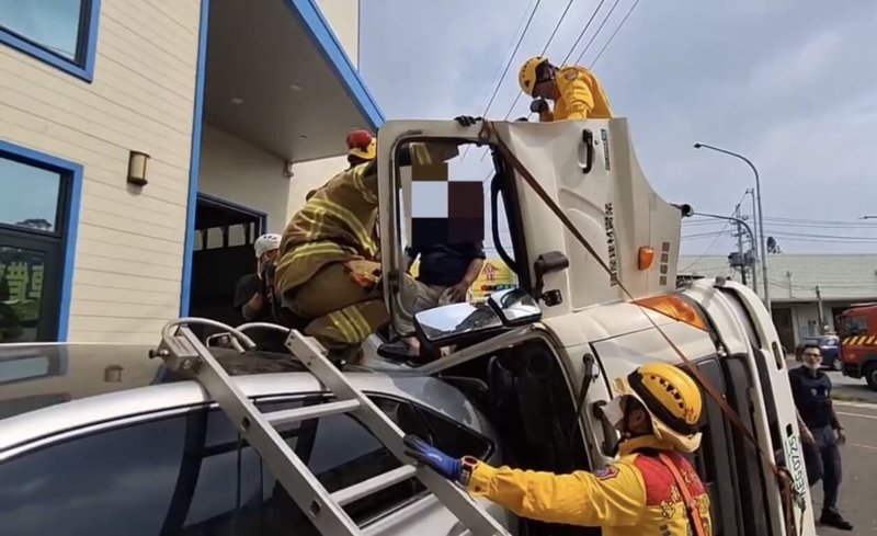 1輛水泥預拌車7日在台南市永康區翻覆，消防救護人員緊急出動，破壞車體救出受困車內駕駛57歲王姓男子，王男意識清醒，送醫救治。（台南市消防局提供）中央社記者張榮祥台南傳真　114年11月7日