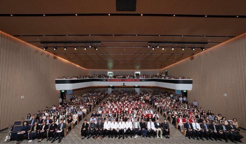 長庚醫院7日中午舉辦知名音樂人羅大佑音樂分享會,超過600名員工到場聆賞,現場座無虛席。(長庚醫院提供)中央社記者葉臻傳真 114年11月7日