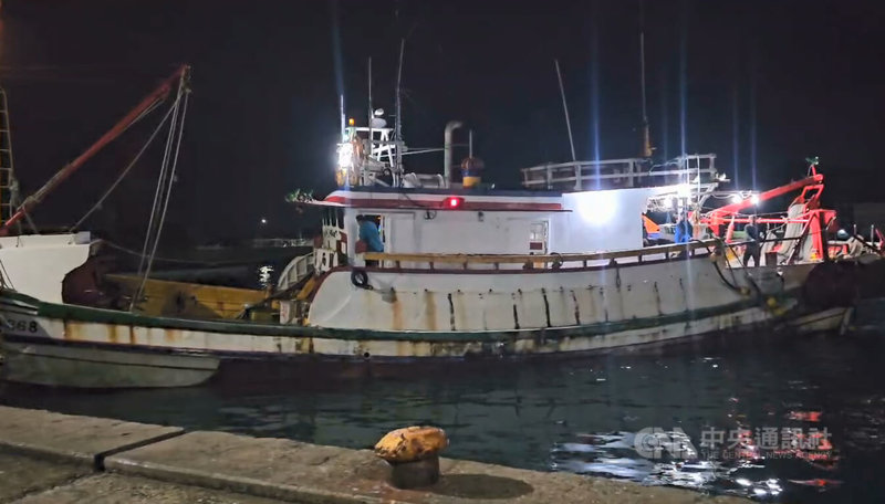 漁船「立發168」6日在富貴角北方海域翻覆,友船「立發368」救起3名船員,另有3名船員失蹤,圖為「立發368」7日凌晨返抵八斗子漁港。中央社記者王朝鈺攝 114年11月7日