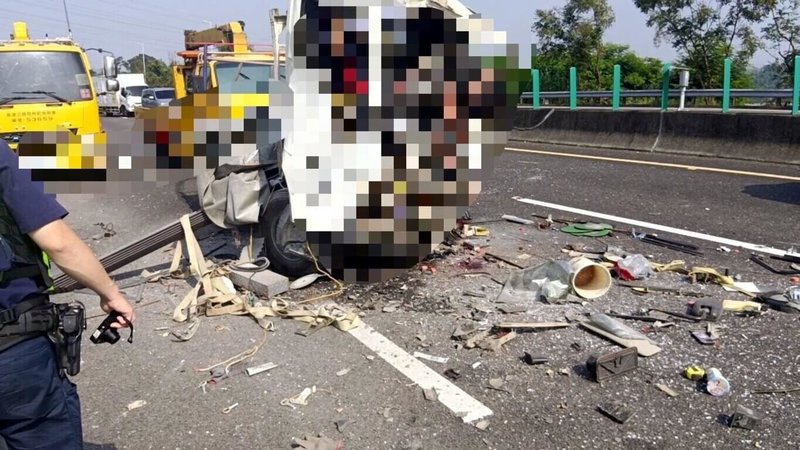 國道3號南向嘉義竹崎路段7日發生2貨車追撞事故，造成盧姓貨車駕駛及隨車的菲籍移工送醫不治，另1駕駛輕傷。小貨車車頭因撞擊力道大，完全扭曲變形，現場一片狼藉。（國道警方提供）中央社記者黃國芳傳真　114年11月7日