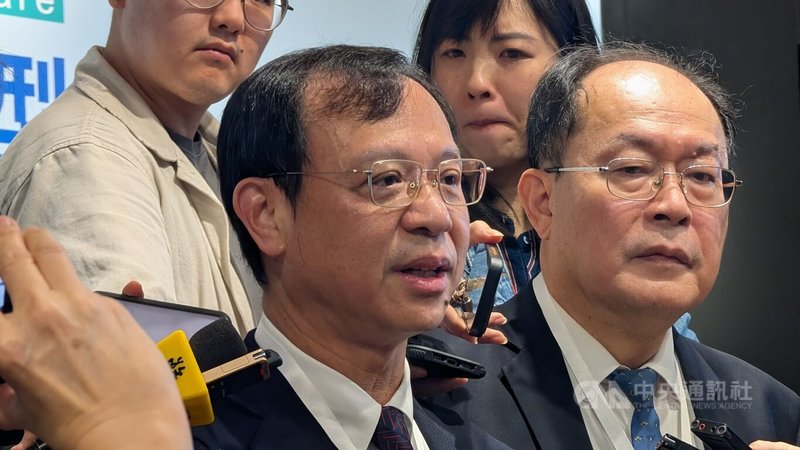 健保補充保費爭議，衛生福利部長石崇良（前左）7日受訪表示，所有政策出發點都是要讓健保財務永續經營、穩健照顧更多弱勢，將持續蒐集意見。中央社記者曾以寧攝 114年11月7日