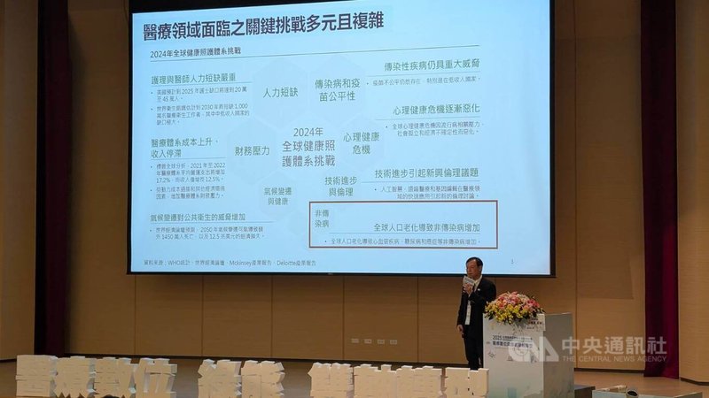 台灣醫務管理學會、台灣醫院協會與醫策會7日共同主辦「2025台灣健康照護聯合學術研討會–醫療數位與綠能雙軸轉型」，衛福部長石崇良（圖）應邀發表主題演講。中央社記者曾以寧攝　114年11月7日