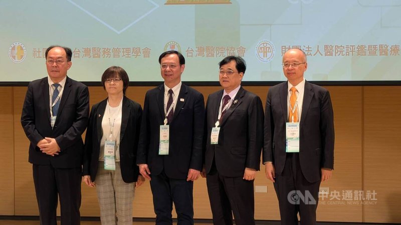 台灣醫務管理學會、台灣醫院協會與醫院評鑑暨醫療品質策進會，7日共同舉辦「2025台灣健康照護聯合學術研討會－醫療數位與綠能雙軸轉型」，衛生福利部長石崇良（中）出席。中央社記者曾以寧攝　114年11月7日