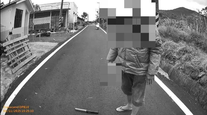 花蓮縣鳳林鎮59歲游姓通緝犯（圖）6日騎車行經路口時違規遭警方攔查，游男拒檢還衝撞警方、亮刀反抗，後續又棄車跑回台9線，隨機搶奪停等紅燈的汽車逃逸，最後再將車輛棄置改步行，警方正擴大調閱監視器追查中。（鳳林警分局提供）中央社記者張祈傳真　114年11月7日