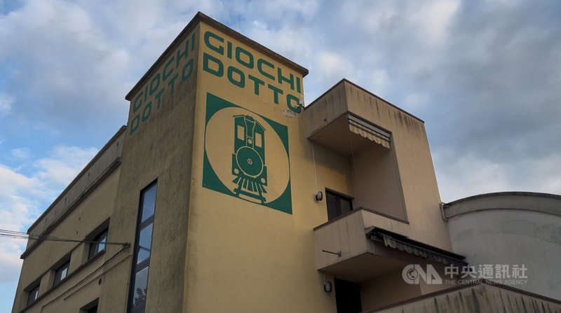 多托小火車工廠外觀低調,僅有一個簡單的火車標誌。中央社記者黃雅詩威內托自由堡攝 114年11月7日