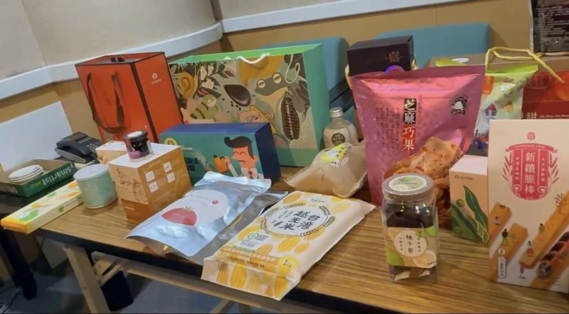 輝達（NVIDIA）執行長黃仁勳7日下午搭乘專機飛抵台南，預計停留5小時，隨後趕赴台北，南市府準備世界冠軍果醬、台南好米、鹽水意麵等伴手禮相送，將以郵寄送到台北。（台南市政府提供）中央社記者張榮祥台南傳真　114年11月7日