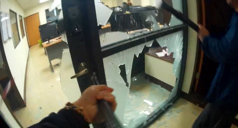 台中市警察局偵辦跨國網路博弈機房及洗錢案，查獲主嫌何姓男子等12人於台中市南屯區經營運動賽事博弈網站，日前專案小組見時機成熟，聲請搜索票破門逮人。（民眾提供）中央社記者郝雪卿傳真  114年11月7日