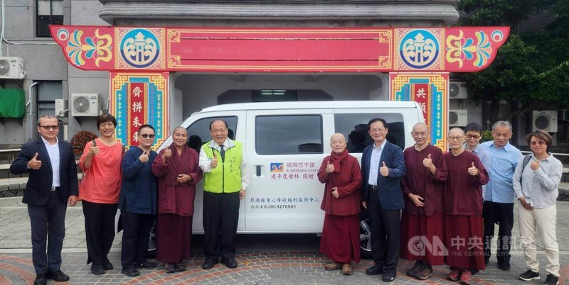 新北市波卡度母林佛學會捐贈身心障礙服務者交通服務車,7日在澎湖縣政府前廣場舉行捐贈儀式,由縣長陳光復(左5)代表接受。中央社 114年11月7日