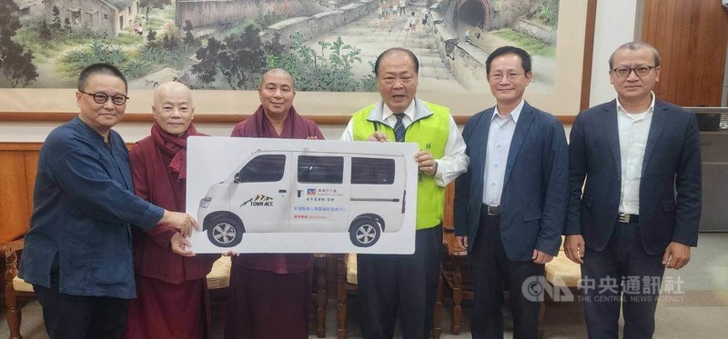 新北市波卡度母林佛學會7日跨海捐贈澎湖1輛身心障礙服務者交通服務車，縣長陳光復（右3）表示，政府資源有限、民間力量無窮，並代表縣府與縣民致上深摯感謝。中央社　114年11月7日
