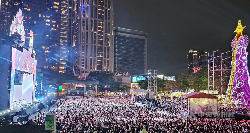 去年新北歡樂耶誕城舉辦演唱會，吸引上萬人潮湧入市民廣場。（中央社檔案照片）