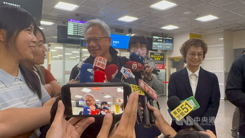 輝達執行長黃仁勳（中）7日下午抵達台南機場接受媒體採訪。中央社記者張榮祥攝　114年11月7日