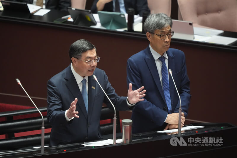 行政院長卓榮泰（左）與農業部長陳駿季（右）7日列席立法院院會，答詢立委的非洲豬瘟相關議題。中央社記者徐肇昌攝　114年11月7日