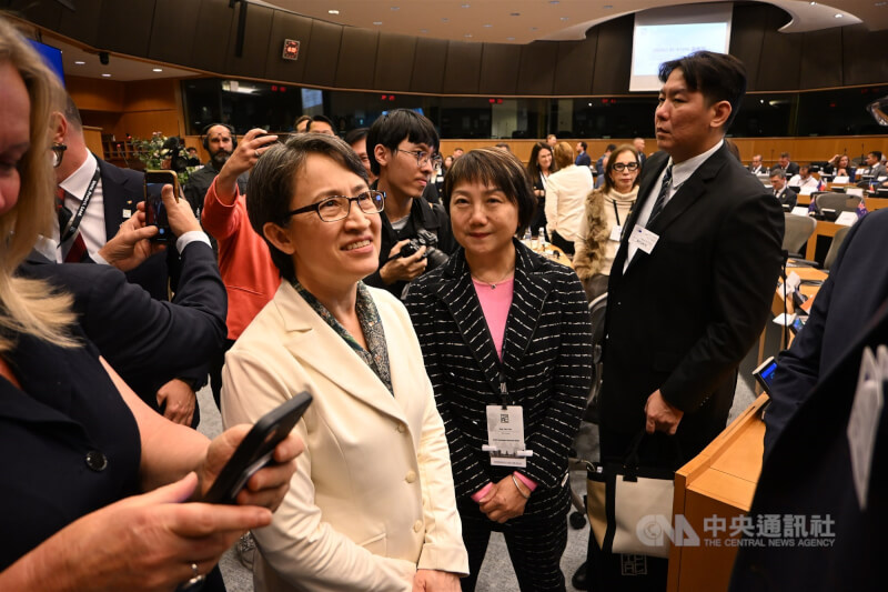 副總統蕭美琴(前右3)7日在歐洲議會舉行的IPAC峰會發表演說。前右2為台灣IPAC共同主席范雲。中央社記者吳柏緯攝 114年11月7日