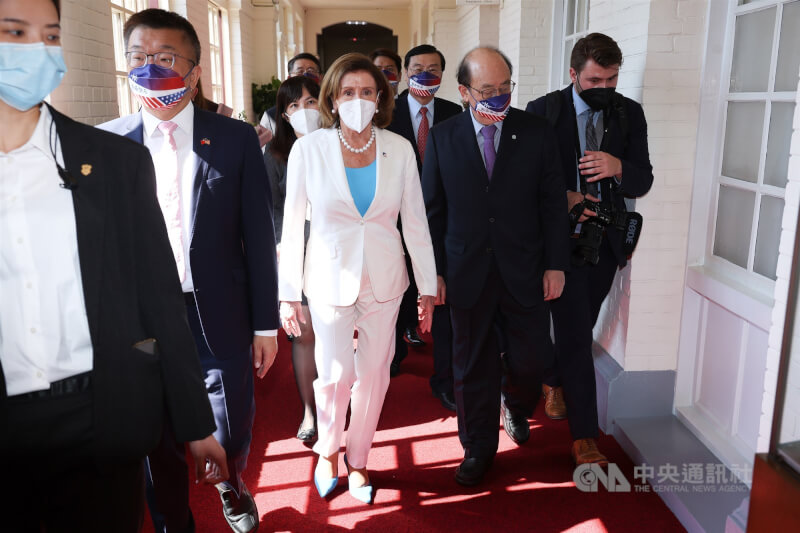 美國聯邦眾議院議長裴洛西(Nancy Pelosi)(前左3)2022年訪台,前往拜訪立法院;由立法院副院長蔡其昌(左2)率四大黨團總召接待歡迎裴洛西。右2起為民進黨立法院黨團總召柯建銘、國民黨立法院黨團總召曾銘宗。(中央社檔案照片)