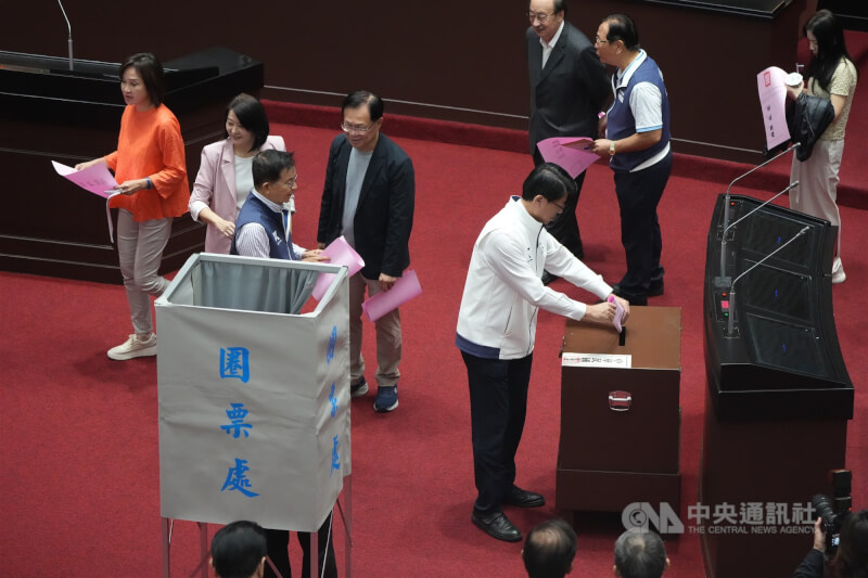 立法院會7日進行國家通訊傳播委員會(NCC)人事同意權案記名投票,議事人員在議場內布置完圈票處及票匭,於上午10時26分開始投票,至上午11時26分截止投票,如果全體立委在此之前投票完畢,就會提前開票。中央社記者徐肇昌攝 114年11月7日