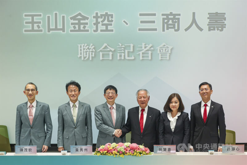 玉山金與三商壽董事會5日通過雙方合意併購，玉山金控財務長程國榮（左起）、總經理陳茂欽、董事長黃男州與三商人壽董事長翁肇喜、副董事長許瀞心、總經理陳宏昇主持聯合記者會。中央社記者鄭清元攝　114年11月5日