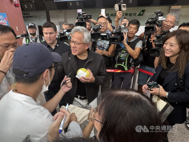 輝達（NVIDIA）執行長黃仁勳7日下午抵達台南機場。中央社記者張榮祥攝　114年11月7日