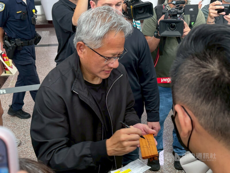 輝達執行長黃仁勳7日下午抵達台南機場。中央社記者張榮祥攝　114年11月7日