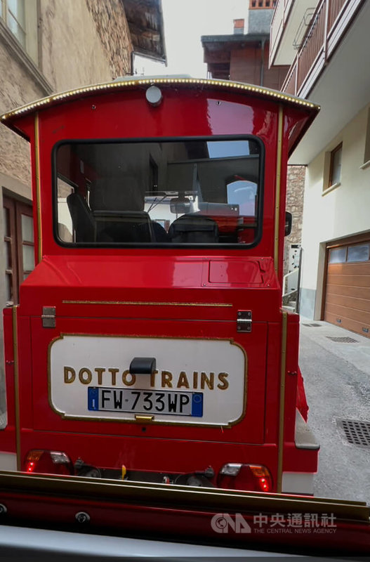 觀光小火車適合在山城或狹窄巷弄穿梭,圖為在北義多洛米堤山城中的多托小火車。中央社記者黃雅詩羅馬攝 114年11月7日