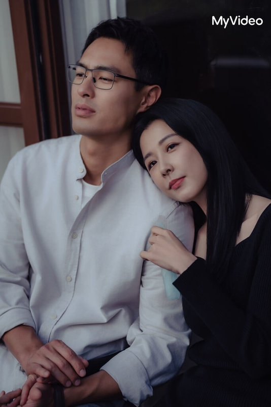 演員楊祐寧（左）在戲劇「人浮於愛」中，因抵擋不了邵雨薇（右）的誘惑而出軌；戲外楊祐寧分享在婚姻中會「尊榮」另一半，夫妻相處過程中一定要聽另一半說什麼。（公共電視、台灣大哥大MyVideo提供）中央社記者洪素津傳真　114年11月7日