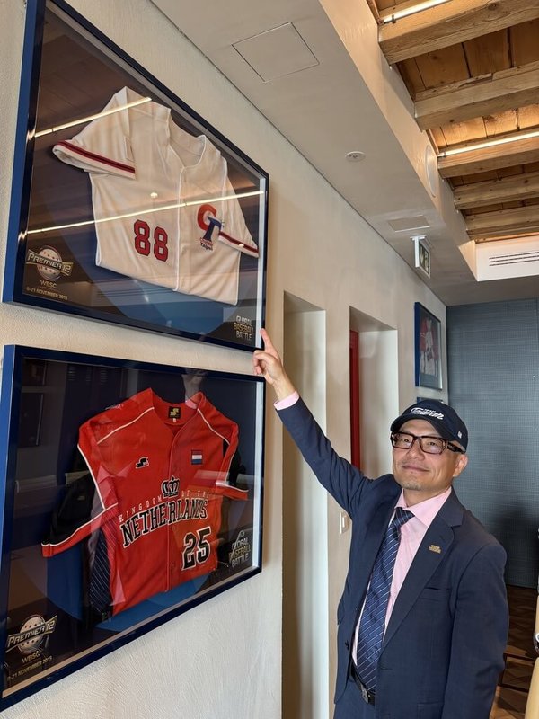 駐瑞士代表王思為與台灣球衣合影，台灣球衣展示於位於瑞士的世界棒總，象徵台灣是棒球世界的重要一員。（伯恩代表處提供）中央社記者郭芳君蘇黎世傳真  114年11月7日