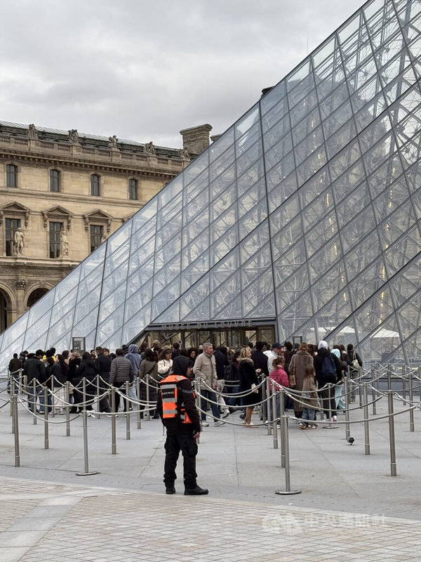 巴黎羅浮宮遭竊後，在安全方面飽受批評，館長戴卡赫矢言強化影像監控措施。攝於10月26日。中央社記者曾依璇巴黎攝　114年11月7日