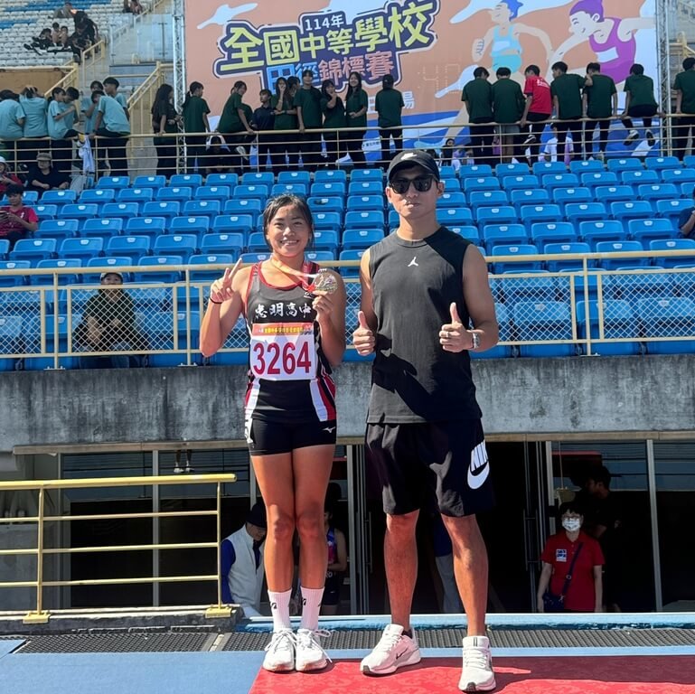 114年全國中等學校田徑錦標賽在台北田徑場舉行，台灣15歲短跑新星陳羿岑（左）7日在女子200公尺決賽以24秒61摘金，替本季劃下完美句點。右為教練林智偉。（林智偉提供）中央社記者陳容琛傳真 114年11月7日