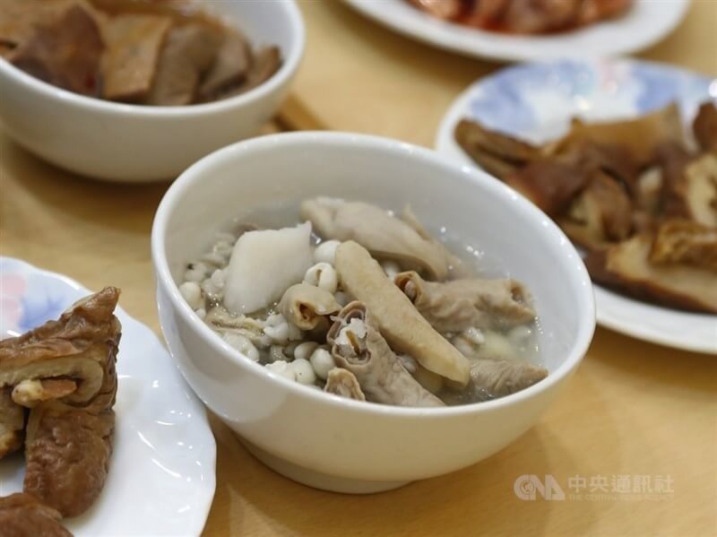 中醫師吳明珠說，立冬想進補補冬不宜燥熱，可吃四神湯、黑芝麻糊。圖為四神湯。（中央社檔案照片）