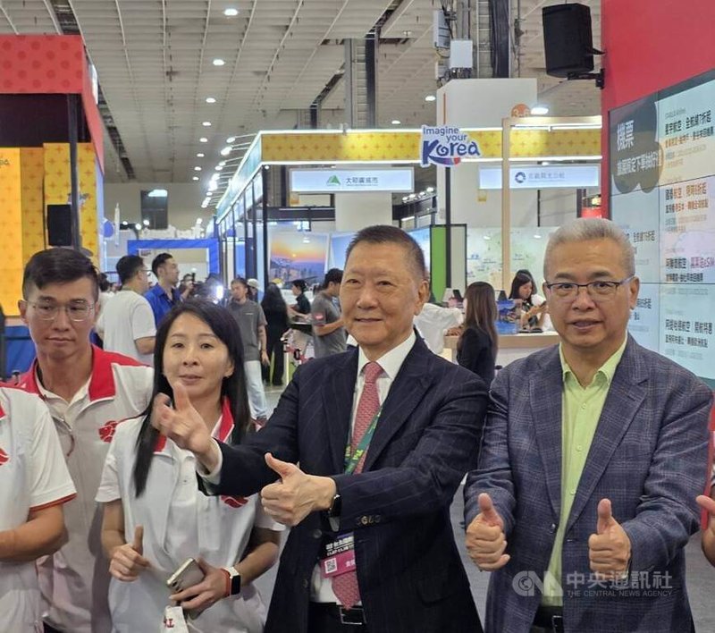 ITF台北國際旅展登場，旅行社龍頭雄獅董事長王文傑表示，正面看待普發一萬效應，支持政府政策。中央社記者江明晏攝　114年11月7日